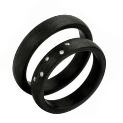 Eheringe aus Carbon mit Diamant Lola