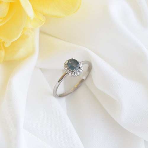 Halo-Ring mit Alexandrit und seitlichen Diamanten Avis