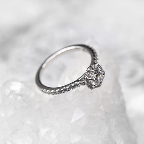 Verlobungsring in Haloform mit Diamanten Primrose