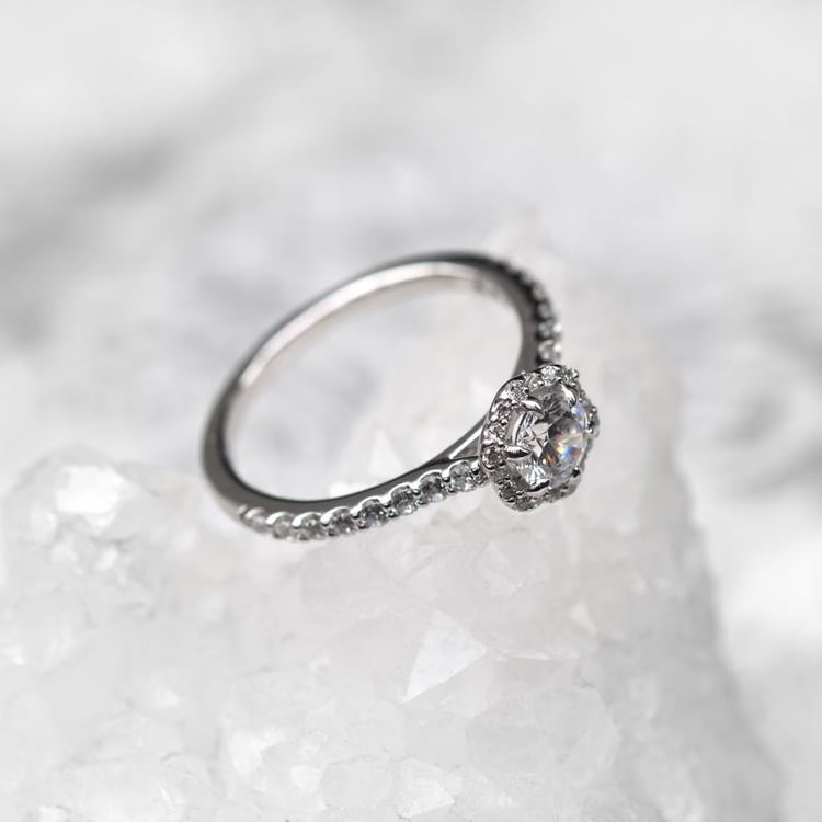 Verlobungsring im Halo-Stil voll von Diamanten 48048