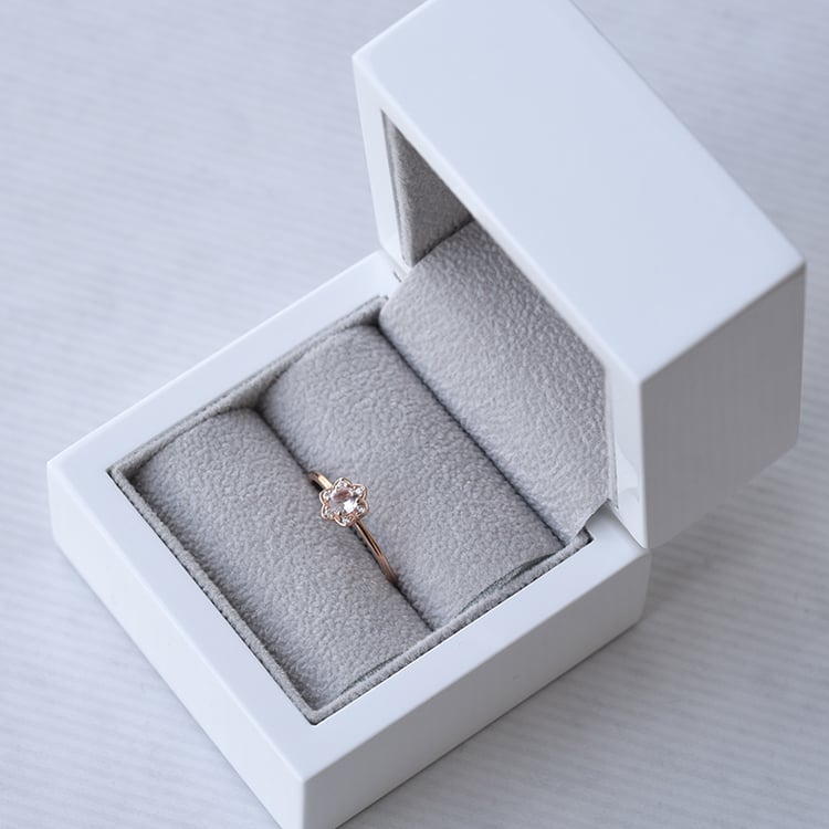 Goldener Verlobungsring mit Morganit und Moissaniten Mia 74316