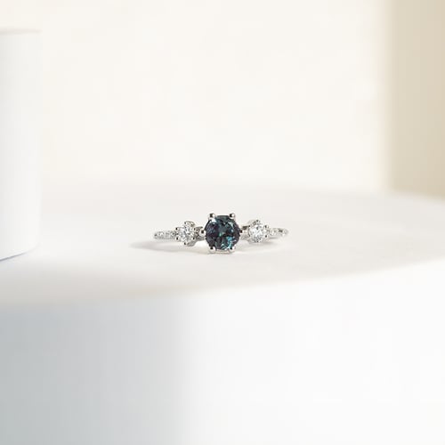 Verlobungsring mit Lab Grown Alexandrit und Diamanten Willa