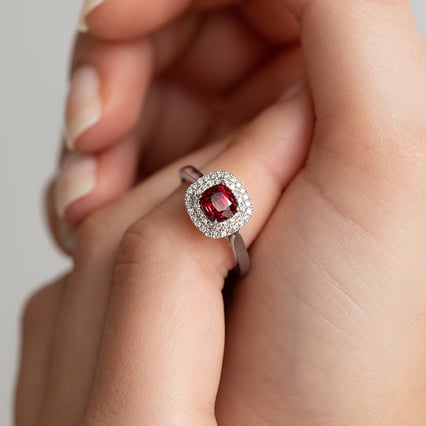 Luxuriöser Goldring mit Spinell und Diamanten Charmaine