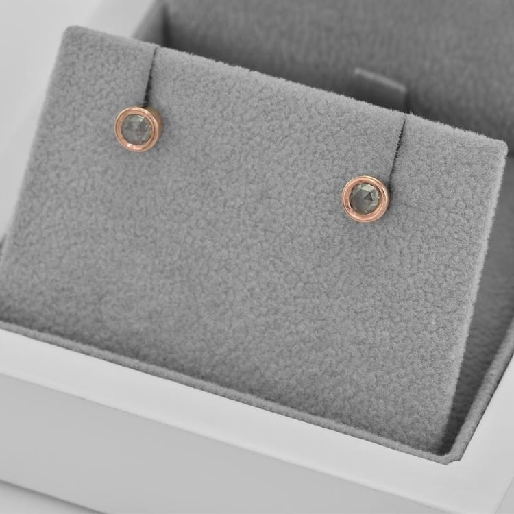 Goldene Ohrstecker mit 0.44ct Salt and Pepper Diamanten Haliena 44367