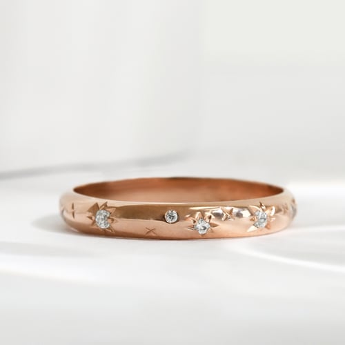 Eheringe mit Sternengravur und Diamanten Elia