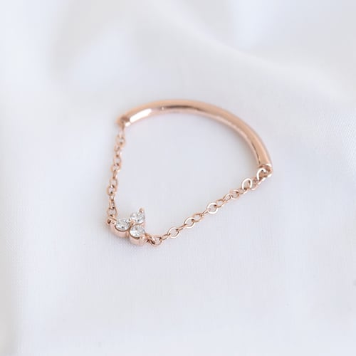 Ungewöhnlicher minimalistischer Ring mit Diamanten Luthar
