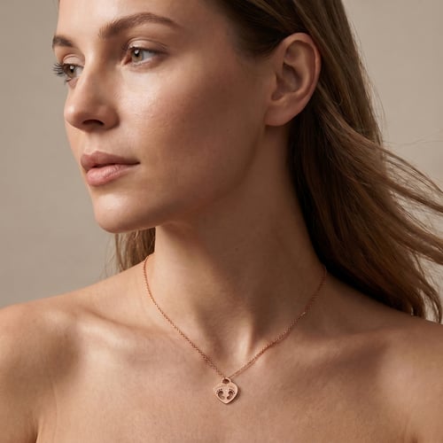 Silberner Anhänger mit Kinderfüßchen, einem Diamanten und Gravur Olivia