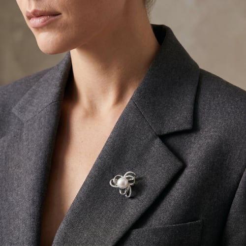 Silberne Brosche mit weißer Perle und Zirkonia Calla