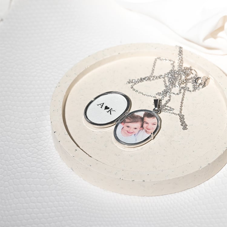 Silbernes Medaillon mit Muster zum Öffnen 131727