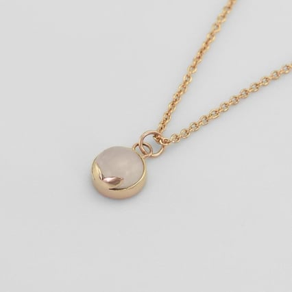 Goldene Anhänger mit Cabochon Rosenquartz Azalea