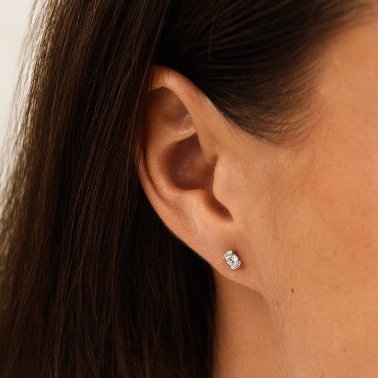 Minimalistische goldene Ohrstecker mit Diamanten Vilhelmina 163168