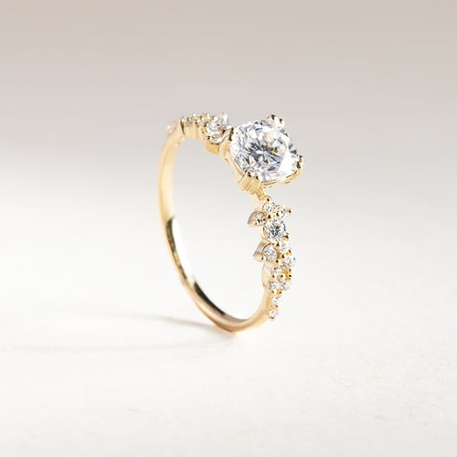 Verlobungsring mit Moissanit und Lab Grown Diamanten Alys
