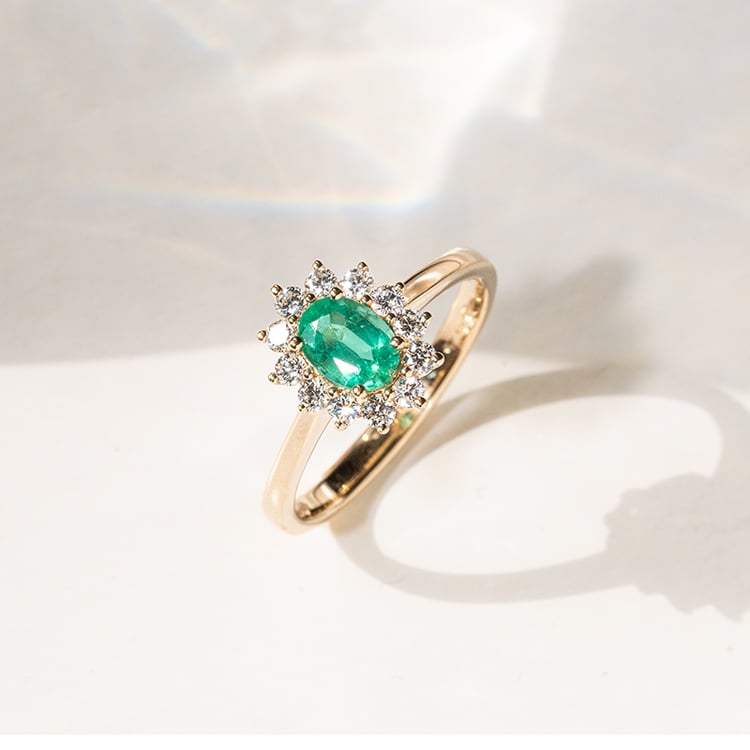 Verlobungsring mit Smaragd und Diamanten Fedel 141124