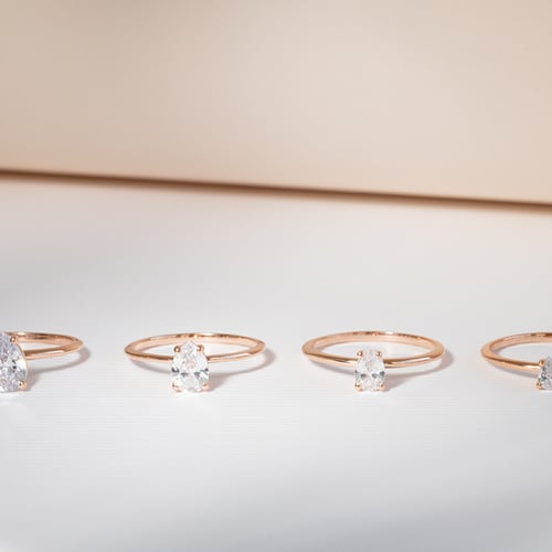 Verlobungsring mit einem Moissaniten in Pear-Form mit Auswahl der Größe North