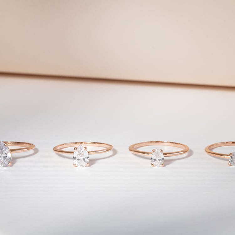 Verlobungsring mit einem Moissaniten in Pear-Form mit Auswahl der Größe North 123800