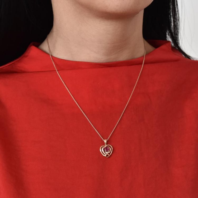 Goldene Halskette mit Rubin 5239