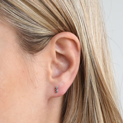 Minimalistische Ohrringe mit blauen Diamanten Linus