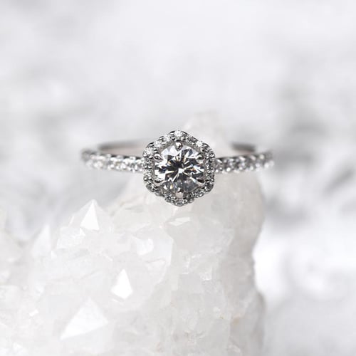 Verlobungsring in Haloform mit Diamanten Primrose