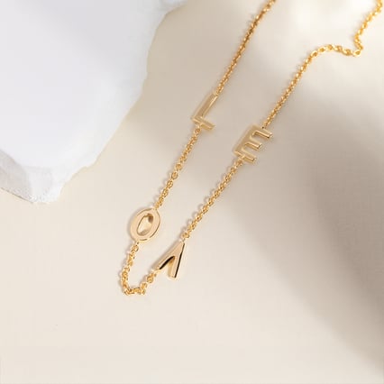 Silberne Kette mit den Buchstaben LOVE Lupe