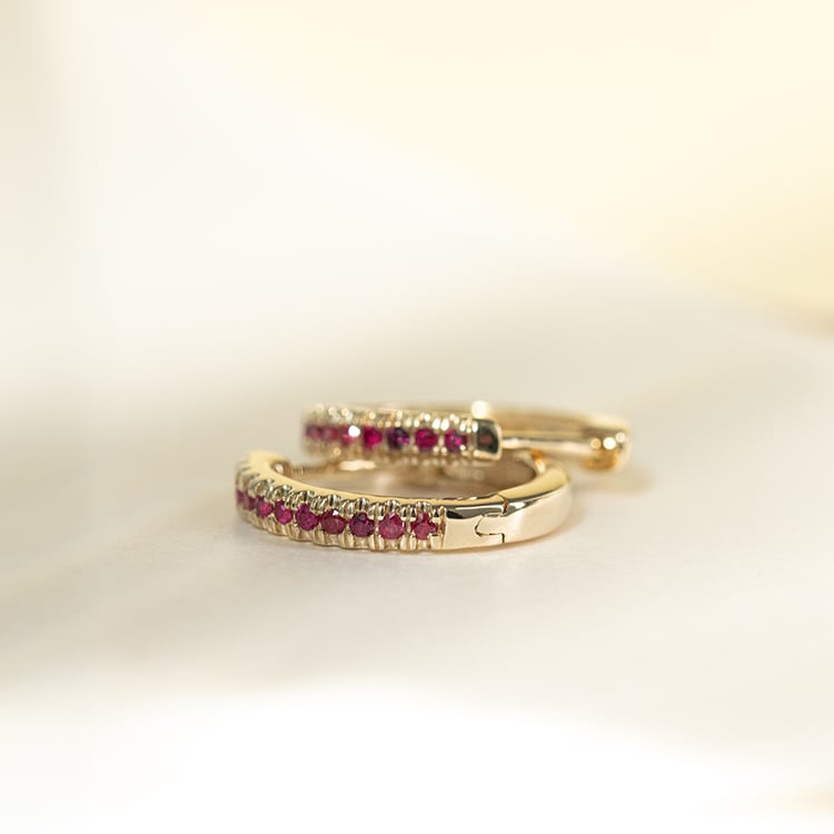 Elegante runde Ohrringe mit Rubinen Gomati 135697