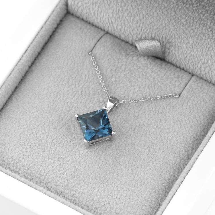 Goldener Anhänger mit Topas 46077