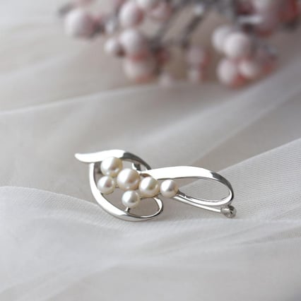 Elegante Brosche mit Perle Averli