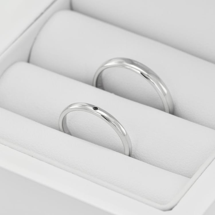 Klassische goldene Eheringe mit schwarzem Diamant Umeria 32997