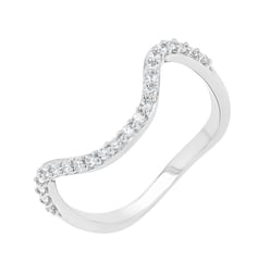 Unkonventioneller Ring mit Diamanten May