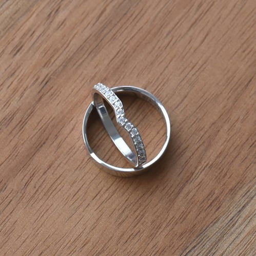 Eternity Ring aus Gold mit Moissaniten und flachem Herrenring Marveille