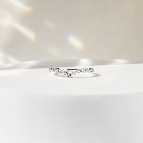 Eternityring in V-Form mit Diamanten Kenzie