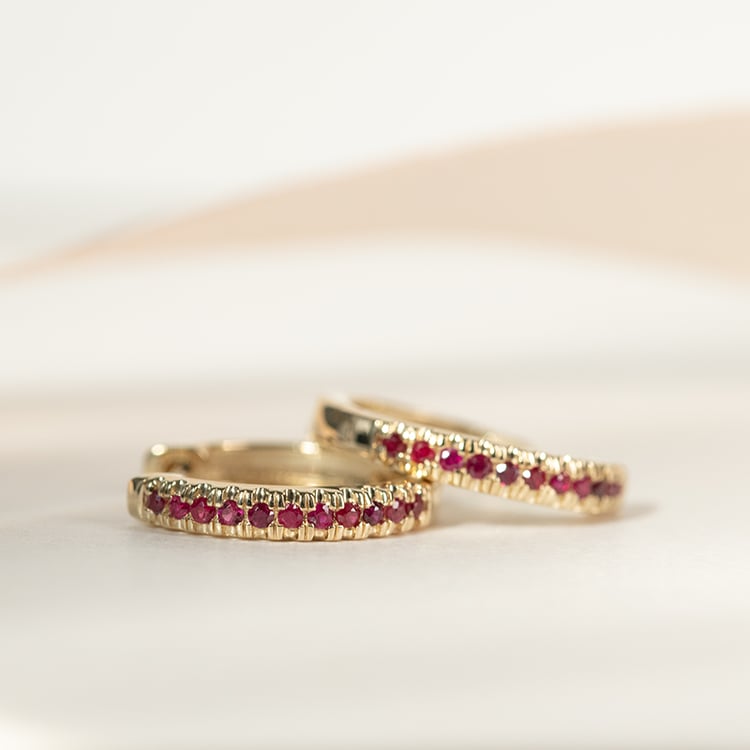 Elegante runde Ohrringe mit Rubinen Gomati 135695