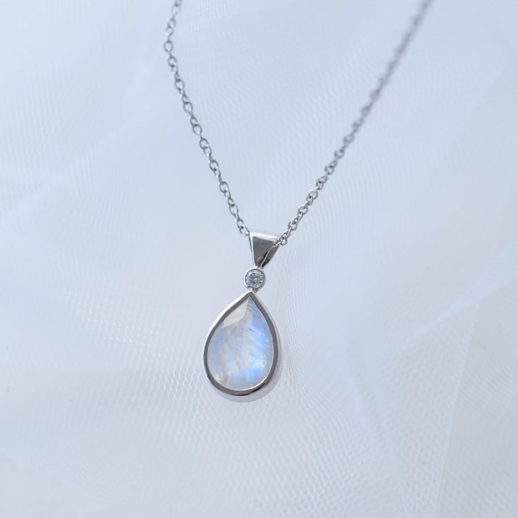 Goldene Anhänger mit Mondstein und Diamanten Moontly 65599