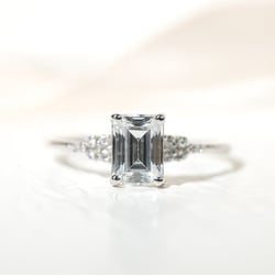 Verlobungsring mit einem Diamanten in Emerald-Form Adva