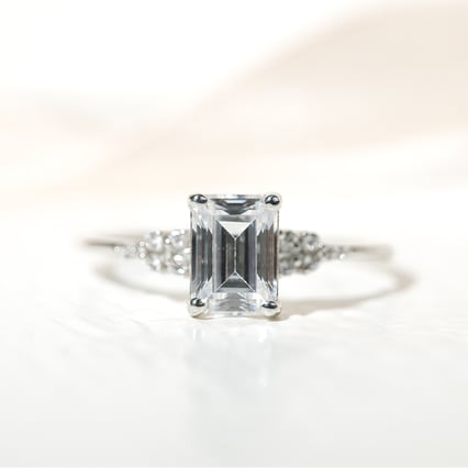 Verlobungsring mit einem Diamanten in Emerald-Form Adva