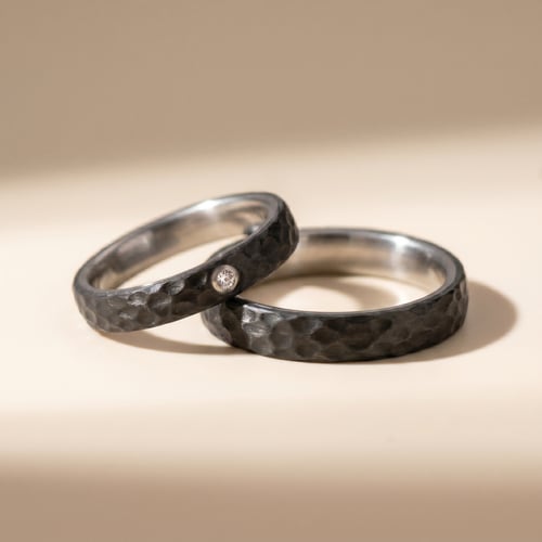 Flache Eheringe aus Carbon mit Diamant Rose