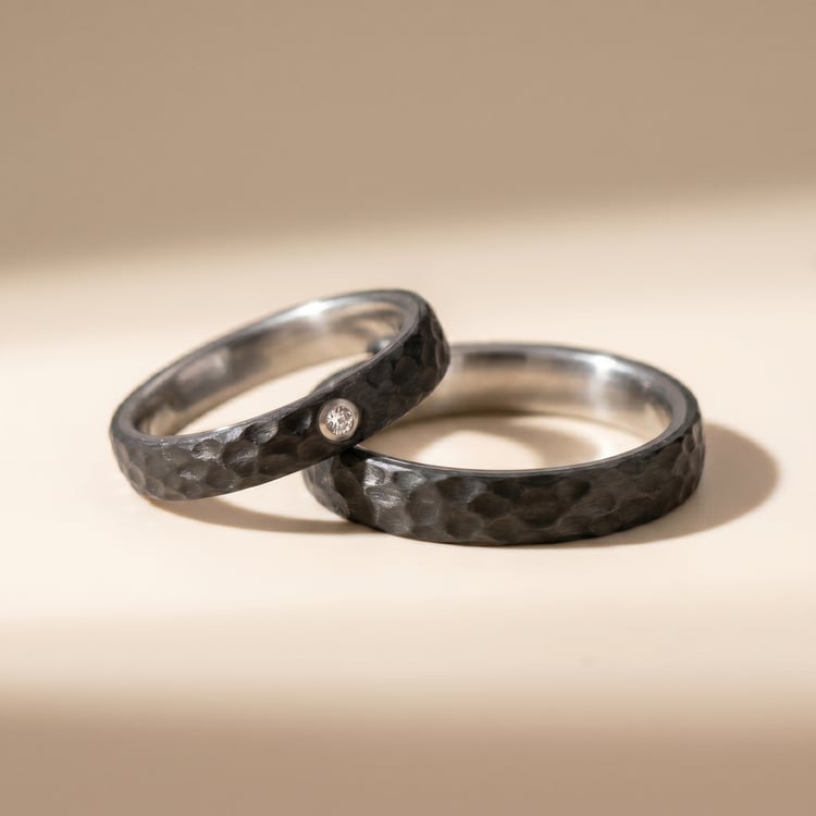 Flache Eheringe aus Carbon mit Diamant Rose 166712