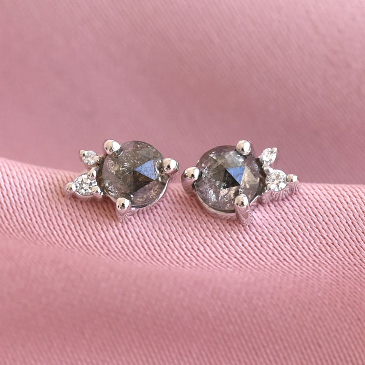 Goldene Cluster-Ohrringe mit Salt and Pepper Diamant Meave 78909