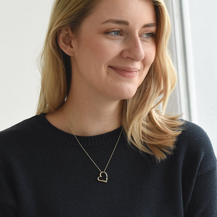 Silberner Anhänger mit einem Herzen mit Smaragden und einem Diamanten Tanish 103585