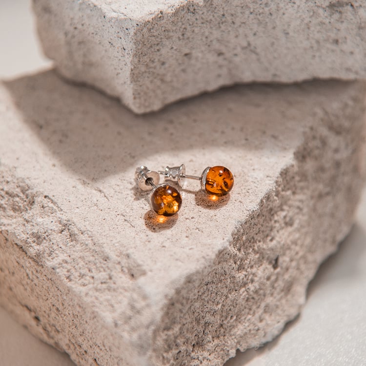 Silberne Ohrstecker mit 7 mm großen Bernsteinkugeln Malikah 107798