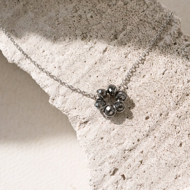 Goldene Kette mit einer Blume aus Salt´n Pepper Diamanten Efan 101051