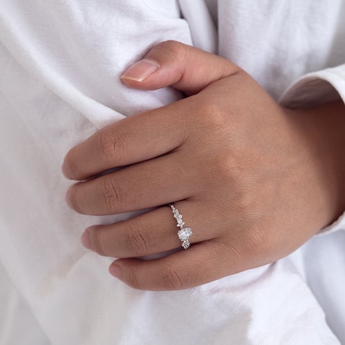 Verlobungsring mit ovalem Diamanten Mica