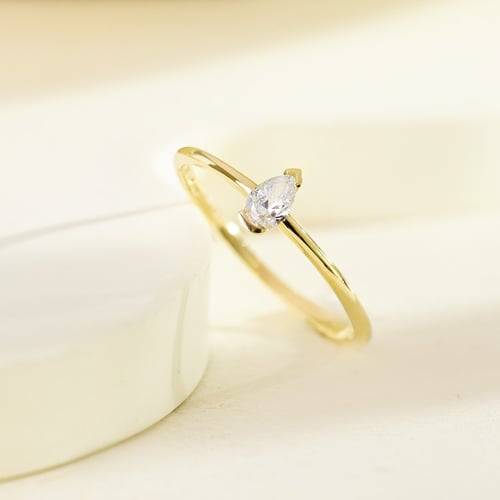 Minimalistischer Goldring mit einem Diamanten in Birnenform Valentin