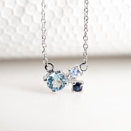 Silberne Cluster-Halskette mit Aquamarin und Edelsteinen Millie