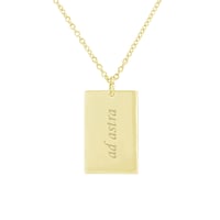 Rechteckiger Anhänger aus Gold mit einer doppelseitigen Gravur Aeryn