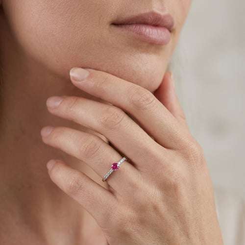 Silberring mit Rubin und seitlichen Lab Grown Diamanten Tyla