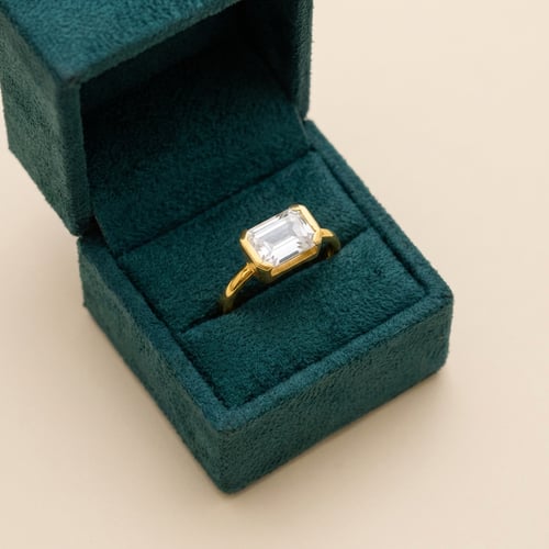 Scheidungsring mit Halblünette Diamanten in Emerald-Form Carsen