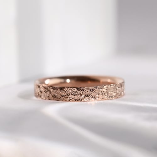 Eheringe mit von Hand gravierter Oberfläche Faye
