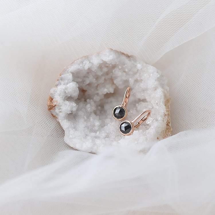 Goldene Hängeohrringe mit schwarzen Diamanten Maumo 62927