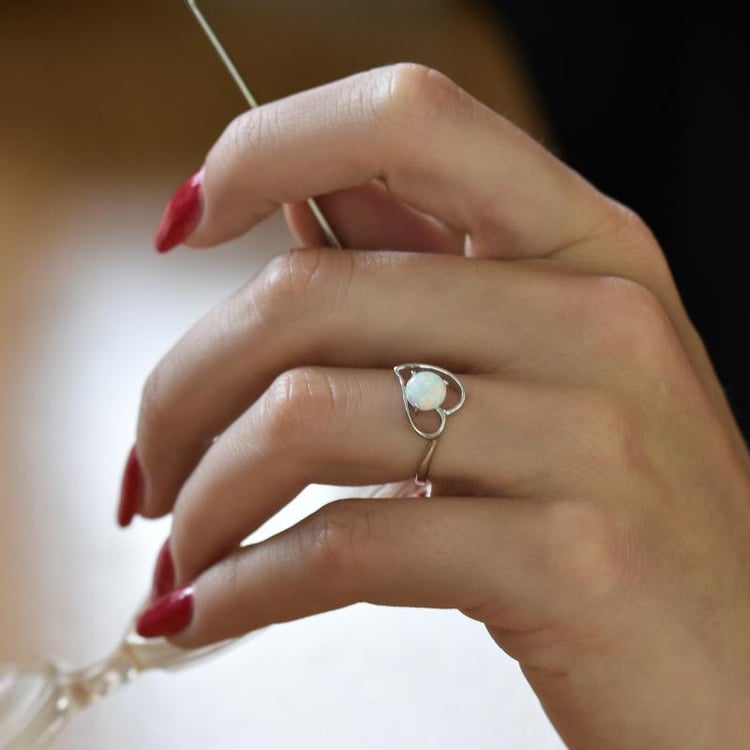 Silberner Ring mit Opal in Herzform Misal 2640