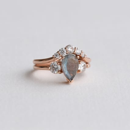 Set von Ringen aus Gold mit Labradorit und Moissaniten Bechet